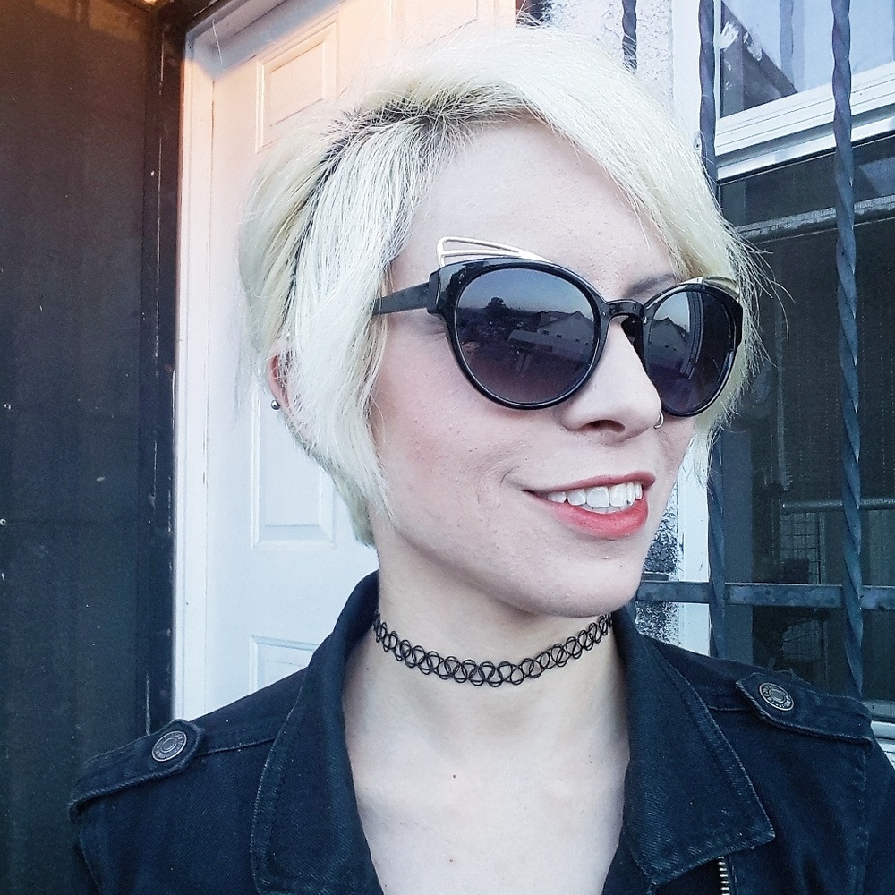 Cute Gold Wing Tipped Sunglasses w/Violet Tint